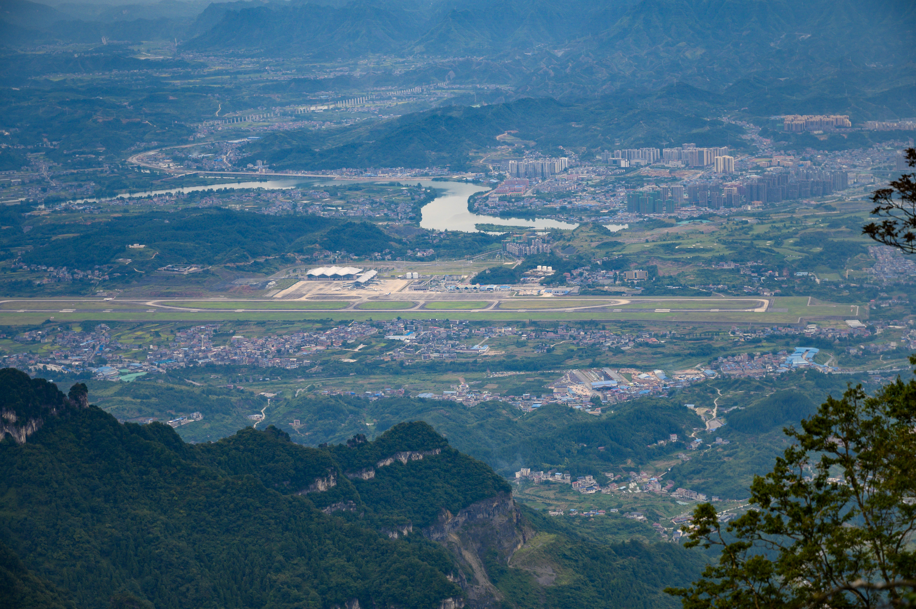 Does Zhangjiajie have an airport?