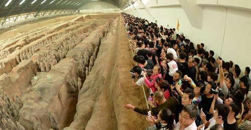 How many people visit emperor Qin Shi Huang's mausoleum Site Museum?