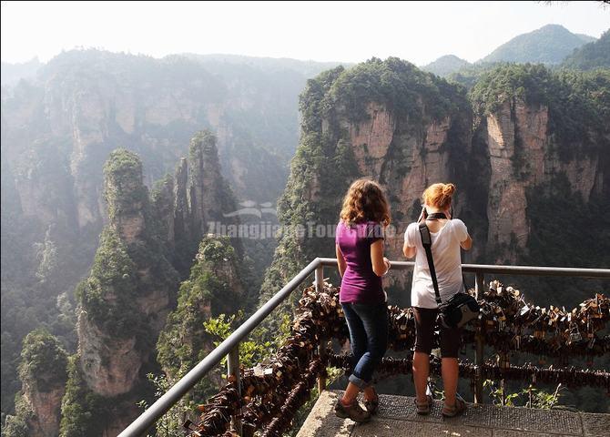 How many tourists visit Zhangjiajie?