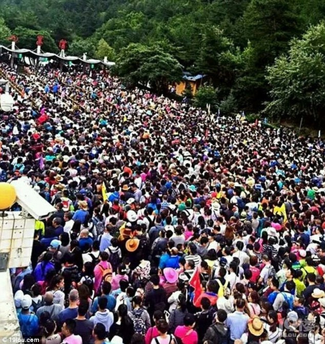 Is Jiuzhaigou crowded?