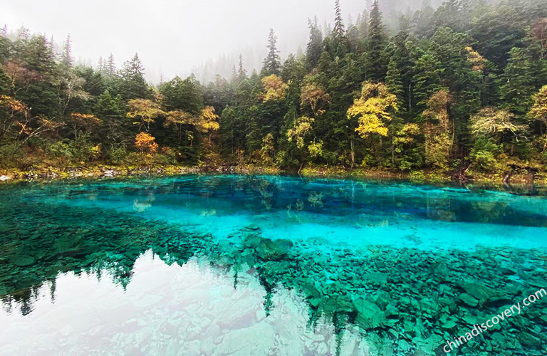 What is the weather like in Jiuzhaigou in autumn?