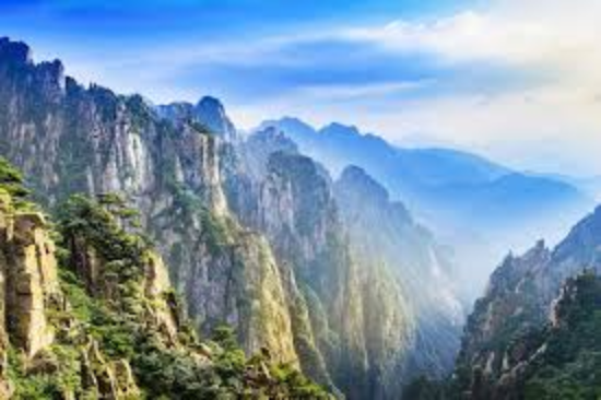 What natural phenomenon can be seen at Huangshan?