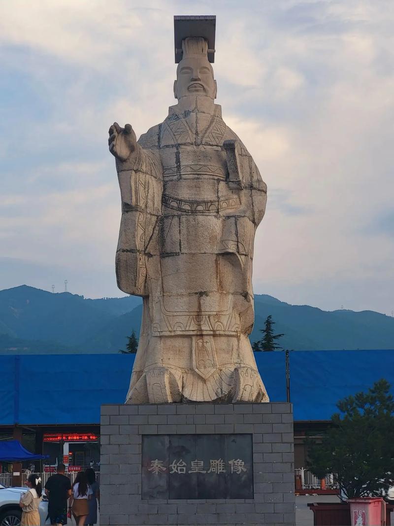 Where is the statue of Qin Shi Huang?