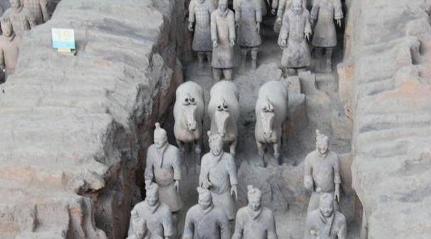 Who originally found the tomb with the terracotta soldiers?
