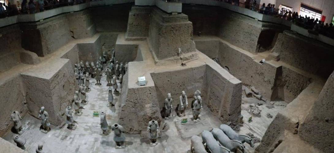 Why has Qin Shihuangdi's actual tomb never been excavated?